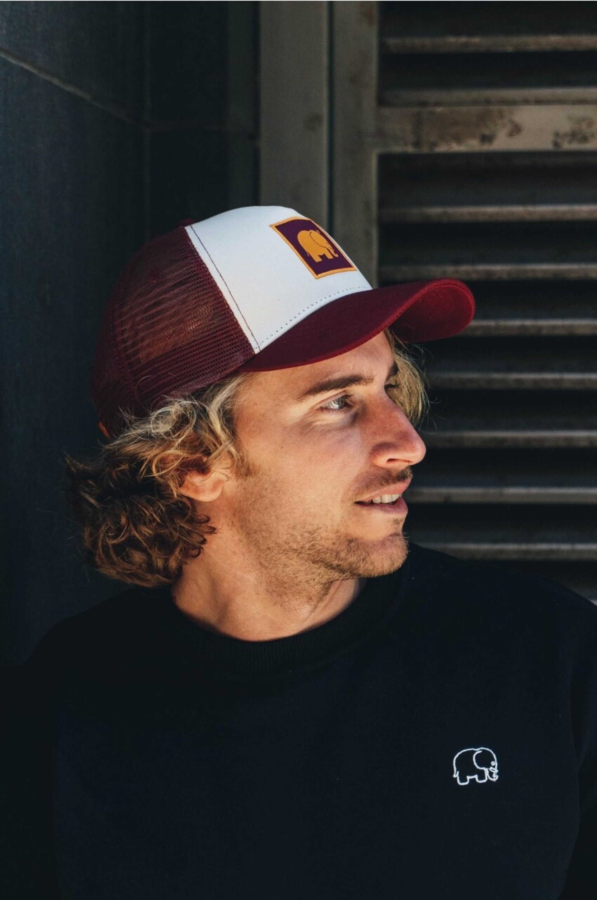 Gorra Trucker clásica, color burdeos - 4